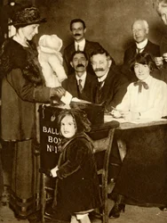 Algumas mulheres podem votar pela primeira vez, Grã-Bretanha, 14 de dezembro de 1918, 1935.