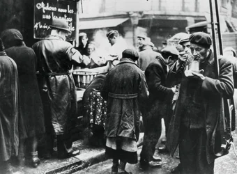 Cozinha de sopa para os necessitados, Les Halles, Paris ocupada pela Alemanha, fevereiro de 1941