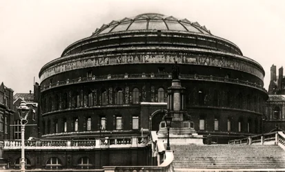 Entrada sul do Royal Albert Hall, Londres, início do século XX
