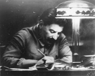O líder soviético Josef Estaline no seu gabinete no Kremlin, Moscovo, URSS, 1935