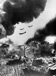 Tanques e aeronaves soviéticos lançando um ataque, Rússia, 1943