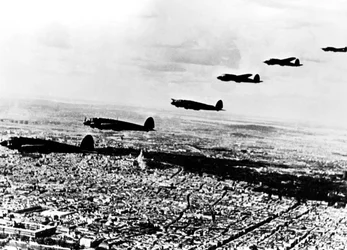 Esquadrão da Alemanha Heinkel He 111 bombardeiros sobrevoando Paris ocupada, julho de 1940