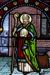 Janela de vidro manchado. Saint Eligius, Toucy, França