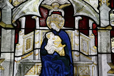 Janela de vidro manchado no Collegiale Notre-Dame des Marais : Virgem e criança Villefranche-sur-Saone France