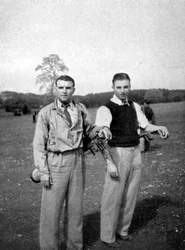 Stanley Matthews e Eddie Hapgood param entre os tiros durante uma partida de golfe, 1945