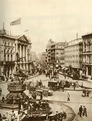 Estátua de Eros no circo de Piccadilly, Londres, c1910, 1935.