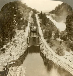 Barco a vapor que escala uma colina ao lado da cachoeira de Vrang, pelos fechamentos em Bandak-Nordsjo, Noruega, c1905.