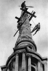 Campanários na torre da Igreja de Todos os Santos, Poplar, Londres, 1926-1927