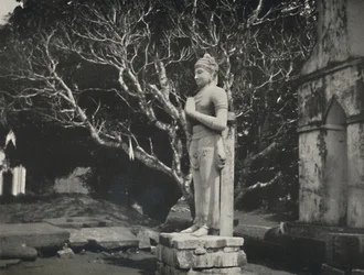 Figura de pedra perto do Ruwanwali-Dagoba, Anuradhapura, 1926