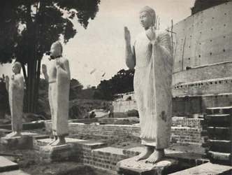 Estátuas de pedra em frente ao Ruwanwali-Dagoba em restauração, Anuradhapura, 1926