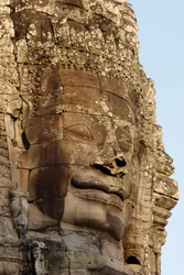 Faces de pedra em torres no Templo Bayon em Angkor Thom que podem representar Jayavarman VII como um bodhisattva, Siem Reap, Camboja