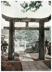 Torii de pedra, templo de Suwa, Nagasaki, Japão, 1904
