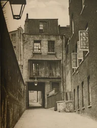 Strand Lane e a entrada para o banho romano, c1935.