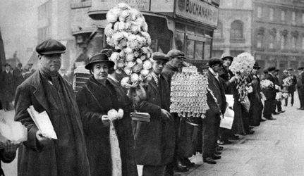 Vendedores ambulantes de rua que vendem favores do futebol em Walham Green, Londres, 1926-1927