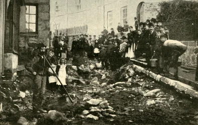 Rua em St. Ives após uma visita de uma inundação, 1901.