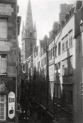 Cena de rua, mostrando a torre da catedral, St Malo, Bretanha, França, século XX