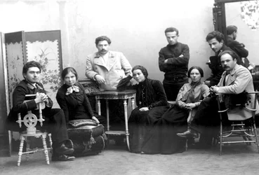 Estudantes, membros de uma célula revolucionária em São Petersburgo, Rússia, 1908.