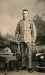 Retrato de estúdio de um soldado da Companhia C, 2º Batalhão do Regimento de Reis, Iraque, 1926