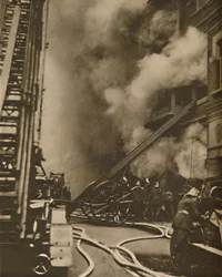 Subjugando uma Conflagração em uma Rua Estreita da Cidade, c1935.
