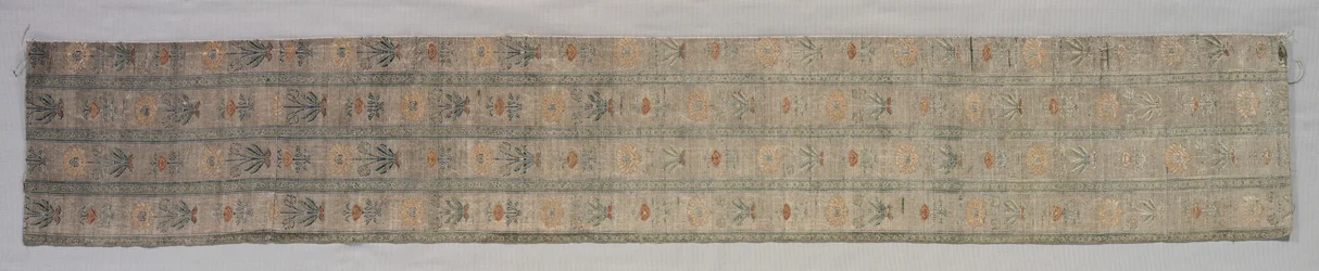 Surround para capa de almofada de seda turca, início dos anos 1600.