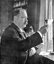 Svante Arrhenius 1859-1927, físico e químico sueco em seu laboratório, 1909
