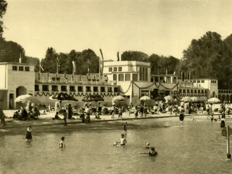 Nadando no lago Traunsee, Gmunden, Alta Áustria, c1935.