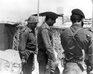 Taha Yassin Ramadan e Saddam Hussein inspecionando a frente de Basra, Iraque, fevereiro de 1987