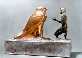 Taharqa em frente ao falcão Hemen, Egito Antigo, século VII aC