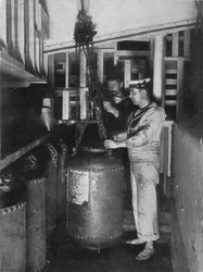 Tirando uma mina submarina das lojas, 1914