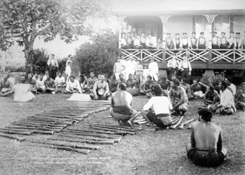 Tamasese distribuindo armas, Apia, Samoa, 1899
