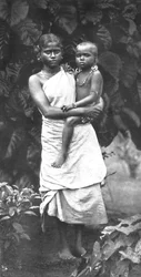 Mulher Tamulen carregando seu filho da maneira usual dos quadris, 1926