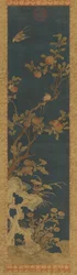 Tapeçaria: pássaros, pessegueiros, pedras e flores sobre fundo azul, dinastia Qing, 1644-1911.