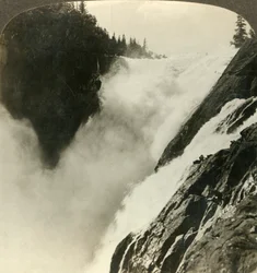 Esplendor fantástico das poderosas Cataratas de Riukan, onde começa sua queda de 800 pés, Noruega, c1905.