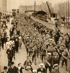 Territórios do Acampamento de Verão - Terriers marchando fácil sobre Westminster Bridge, 1914-1918, 1933.