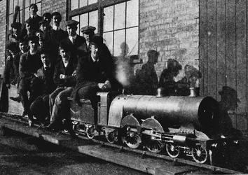 Testando um motor atlântico em miniatura em Northampton, 1926