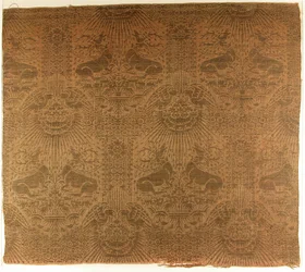 Fragmento têxtil com cervos reclinados, águias, nuvens e raios de sol, italiano, década de 1390.