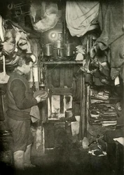 A planta de gás acetileno, sobre a porta, c1908, 1909