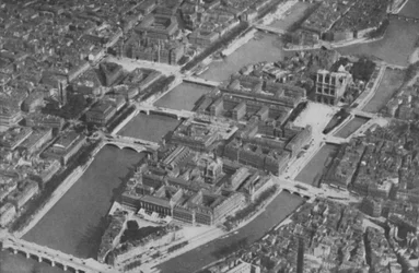 A antiga ilha no coração de Paris com suas nove pontes vistas do ar, c1935