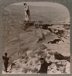 O Arno. Dragoman em pé na rocha, c1900