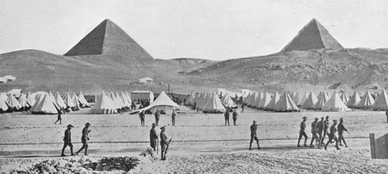 As tropas australianas no Egito acamparam perto das pirâmides, 1914