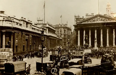 Banco da Inglaterra e Royal Exchange, Londres, c1910.
