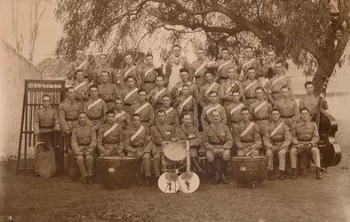 A Faixa de Batalhão do Primeiro Batalhão, The Queens possui o Royal West Kent Regiment. Poona, Índia, 1