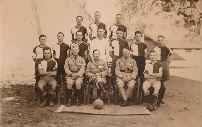 A equipe de futebol do primeiro batalhão do Batalhão, o Queens, possui o Regimento Oeste Real de Kent. Poona,