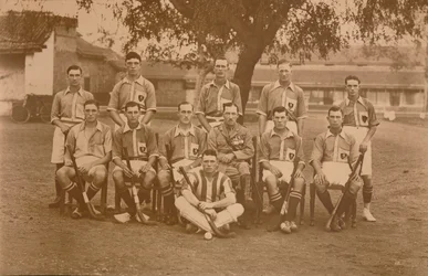 A equipe de hóquei do primeiro batalhão do Batalhão, o Queens, possui o Regimento Oeste Real de Kent. Poona, eu
