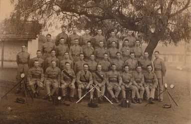 Os sinalizadores de batalhão do primeiro batalhão, o Queens possuem o Regimento Oeste Real de Kent. Poona, In