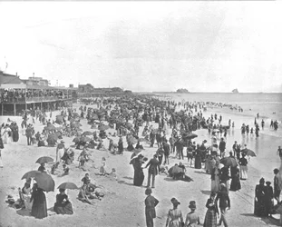 A praia em Atlantic City, Nova Jersey, EUA, c1900.
