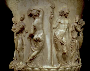 A cratera ou vaso Borghese, detalhe de relevo representando Dionísio e suas maenadas, grego, Neo-Ático, final do século II a.C. (mármore)