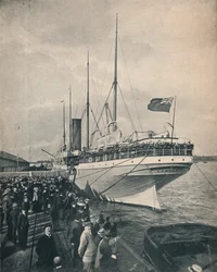 O Castelo Braemar partindo para o Cabo, com tropas, c1900.