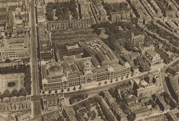 A câmera captura uma vista de South Kensington de um avião voando baixo, c1935.