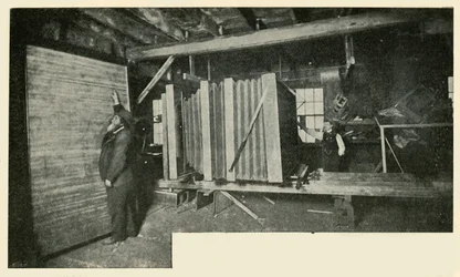 A Câmera Na Oficina - Mostrando O Tamanho Do Suporte Da Placa, 1901.